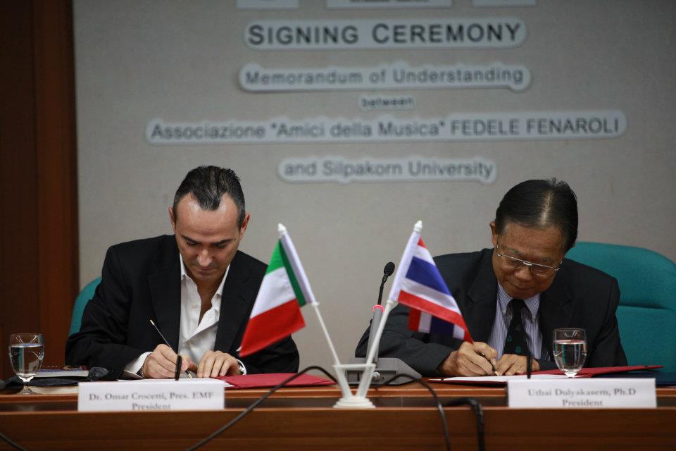 Signing Ceremony of the Memorandum of Understanding between Silpakorn University and Associazione “Amici della Musica” FEDELE FENAROLI Lanciano (CH), Italy. 